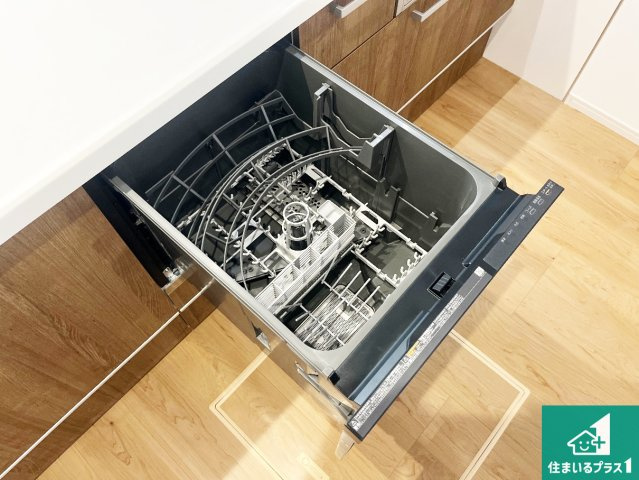 明石市大久保町大窪　第19期　新築一戸建ての設備|食事後の一仕事、食器洗いをボタン一つでお任せできちゃいます！場所を取らないビルトイン式なので、お料理スペースもしっかり確保！