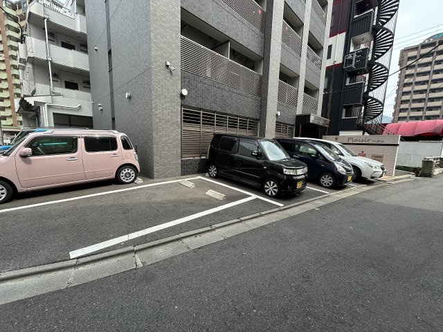 プレジールの駐車場