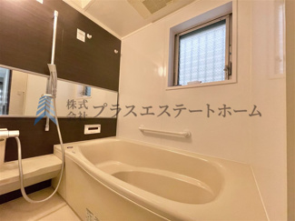 【浴室】 | 兵庫区湊川町8丁目　戸建 | 横長の鏡は浴室に個性的な印象を与えることができより浴室を広く見せ、開放的な空間を演出することが可能♪