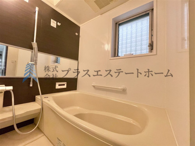 【浴室】 | 兵庫区湊川町8丁目　戸建 | 横長の鏡は浴室に個性的な印象を与えることができより浴室を広く見せ、開放的な空間を演出することが可能♪