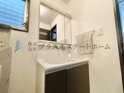 【独立洗面台】 | 兵庫区湊川町8丁目　戸建 | 大型洗面器は、洗顔・洗髪はもちろん、つけ置き洗いなどにも便利です♪