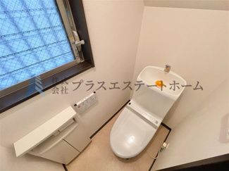 【トイレ】 | 兵庫区湊川町8丁目　戸建 | きれいをまもるせいけつトイレ♪お掃除はサッとひとふきで完了♪少ない水で、汚れをしっかり洗い流します♪