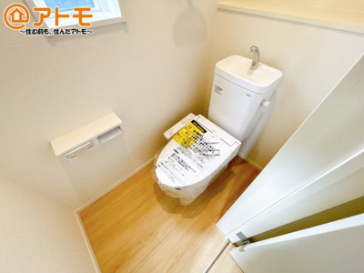 【トイレ】 | 沼津市西間門第10　新築一戸建て　3号棟 | 窓があり換気もすぐにできる、清潔感のあるトイレです♪
