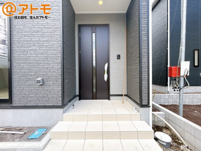 【玄関】 | 沼津市西間門第10　新築一戸建て　3号棟 | 落ち着いた色合いの玄関はダブルロックで防犯性に優れた仕様になっています♪