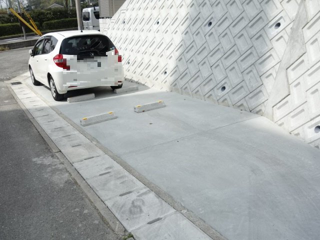 シャルマン　ヴィオラの駐車場