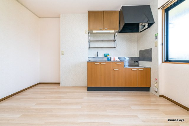 セントラルハイムのキッチン|室内写真は205号室のものです。色、仕様は異なります。