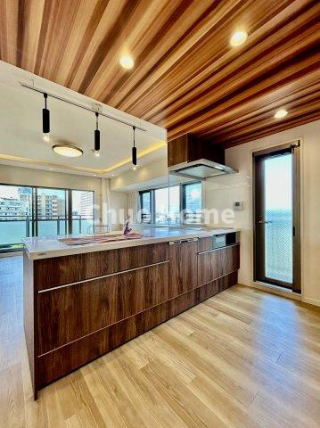 レクセルマンション北千住のキッチン|ワイドで収納豊富なシステムキッチン