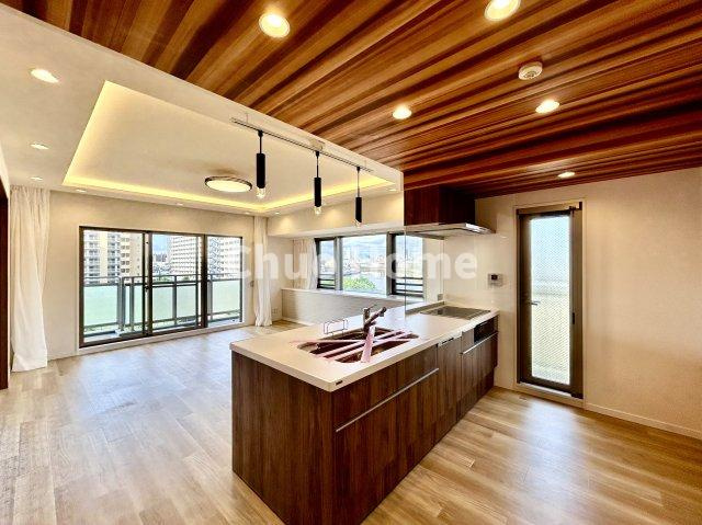 レクセルマンション北千住のキッチン|視界に広がりを生むオープンなキッチン。料理や片付けをしながら、家族との会話を楽しんだり、リビングで遊ぶ子どもを見守れます。ご見学時には家具の配置などもイメージしながらぜひご覧になって見て下さい。