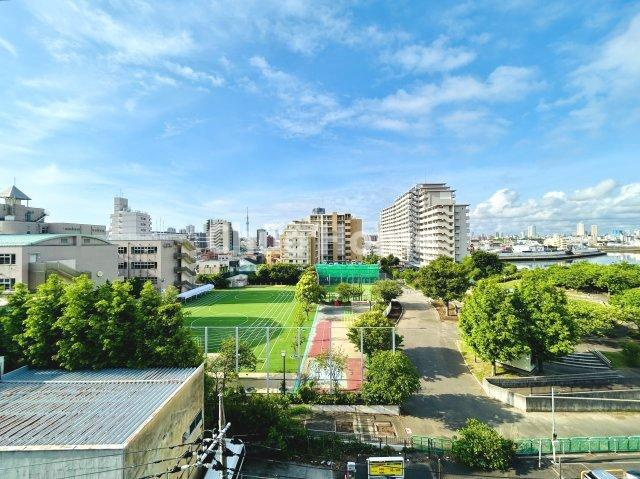 レクセルマンション北千住の展望|手を伸ばせば、ふれることが出来そうな環境が、そのままインテリアになったような印象です。その豊かな眺望にふさわしい空間には、通風・採光にも優れ、心地よい光と風があふれています