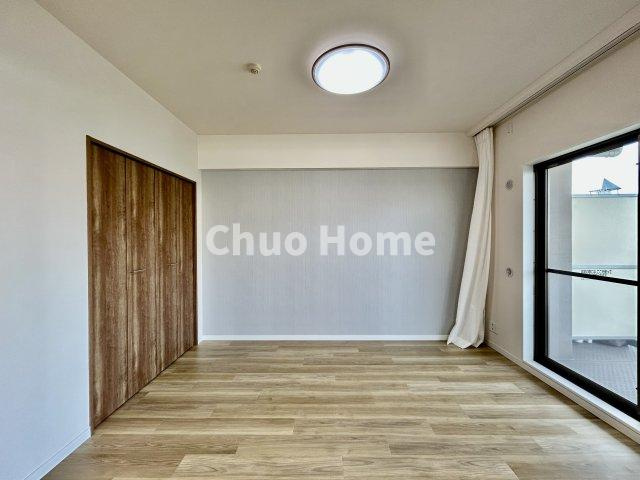 レクセルマンション北千住の寝室|【寝室】心と体をゆったりと安らげる主寝室。寝室のゆとりが大きい分だけ、暮らしの安らぎは深まります。一日の疲れを癒すだけでなく、ご夫婦の親密な語らいを紡ぎ出します