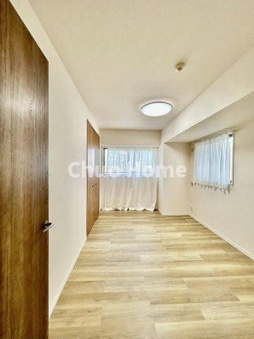 レクセルマンション北千住の洋室|【洋室】快適に過ごす条件は、一人ひとり違います。だからこそ飾り過ぎないシンプルな内装と偏り過ぎないデザインで統一しております。居住していく中でオーナー様だけの【マイホーム】に創り上げて下さい