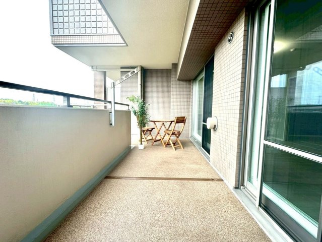 仲町台パークヒルズ五号棟のバルコニー|ゆとりあるワイドバルコニー。テーブルセットも配置でき、寛ぎのアウトドアリビングとして活用可能です。