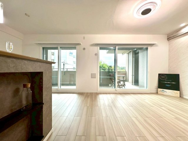 仲町台パークヒルズ五号棟の居間・リビング|開放感あふれる広々LDK。大きな開口部から自然光が差し込み、心地よい居住空間を演出します。