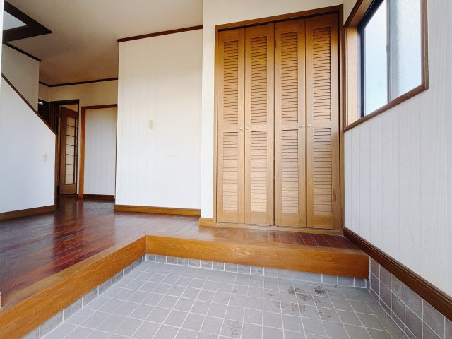 【中古戸建】前橋市横沢町の玄関|■玄関｜「玄関から、我が家を心地よく。自然の風や光を感じられる気持ちのいい玄関へ。」永く居心地のいい暮らしを演出する快適性能と安心を両立させたドアを採用しました！