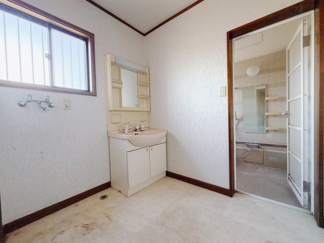 【中古戸建】前橋市横沢町の和室|■洗面室｜大きな鏡で朝の身支度もラクラク♪毎日の忙しい準備が楽しくなる洗面所です(^^♪