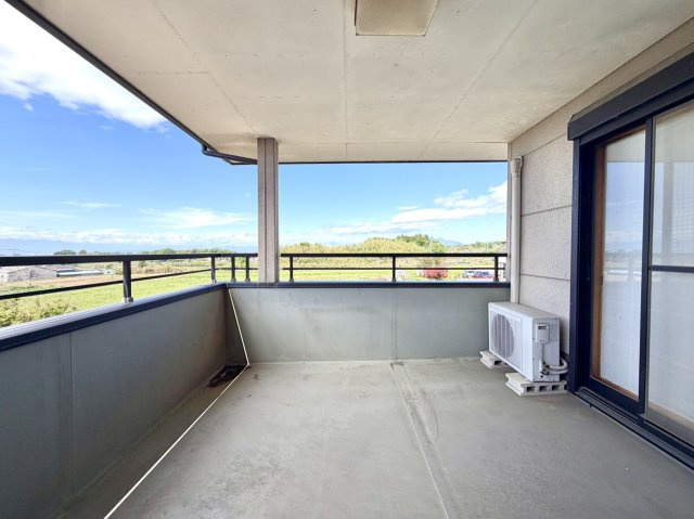 【中古戸建】前橋市横沢町のバルコニー|■バルコニー｜ワイドバルコニーは、溜め込んでしまったお洗濯物を一気に干すことができるくらいのスペースがあります。二部屋から出入り可能なのでお布団などもラクラク干せますね♪