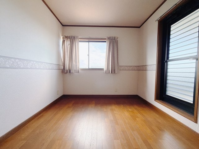【中古戸建】前橋市横沢町の洋室|■2階洋室｜お子様の一人部屋にピッタリな洋室。木のぬくもりを感じるフローリングは、天然木の味わいが時とともに深みを増していきます。また、傷にも強く、フリーワックスでお手入れもラクラクです♪