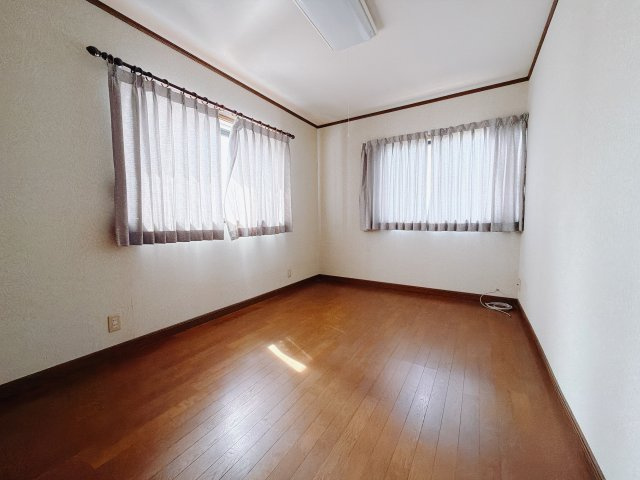 【中古戸建】前橋市横沢町の洋室|■2階洋室｜ナチュラルカラーの床です。模様替えなどとても楽しく工夫できます♪陽当たり、風通しもとても良いので毎日快適な生活スタートです！子供部屋にも良いですね♪