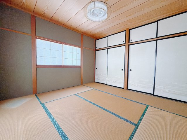 【中古戸建】前橋市横沢町の和室|■2階和室｜意外と場所をとるアイロンがけや、お洗濯物を畳むときにも広々と使うことができ、ちょっと一休みしたいとき、すぐに横になれるのも魅力です♪