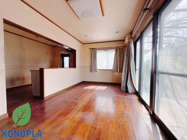 【中古戸建】前橋市横沢町の居間・リビング|■リビング｜時の流れと共に陽射しは装いを変え空間に新たな彩りを与えます。一日中家に居ても飽きることなく過ごすことができる素敵な空間です♪