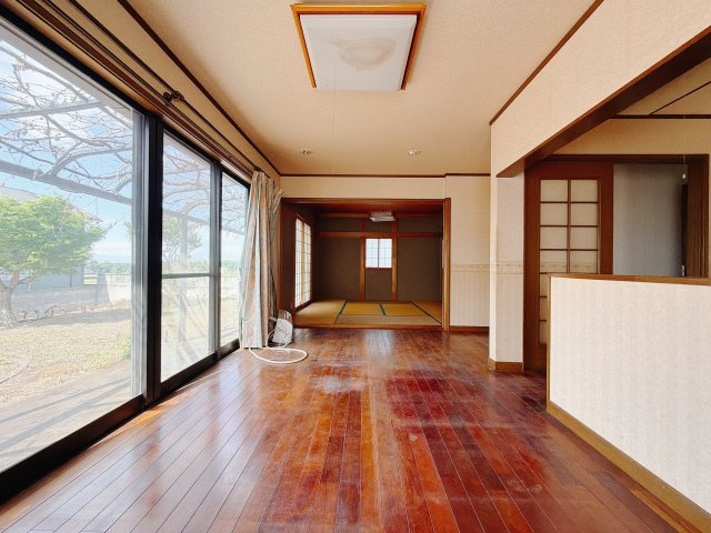 【中古戸建】前橋市横沢町の居間・リビング|■リビング｜落ち着きのある表情を見せるリビングダイニング。太陽の光がたっぷり差し込むリビングは、自然とご家族が集まる居心地の良い空間です。