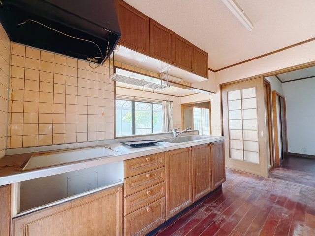 【中古戸建】前橋市横沢町のキッチン|■リビング｜大きい窓からあたたかいたっぷりの光が入ります♪開放的な空間で毎日をもっと快適に(*＾＾*)