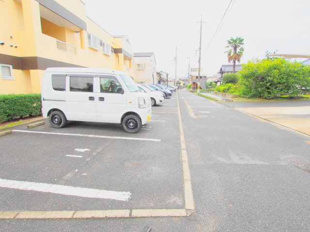 コンフォール東野Ⅱ番館の駐車場