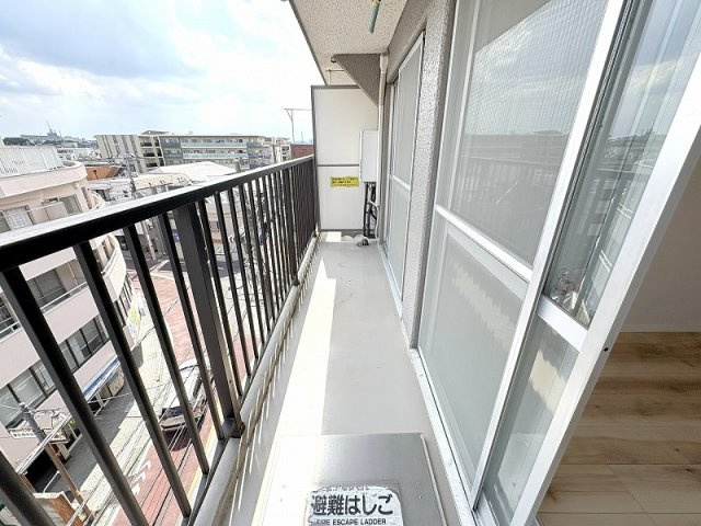 【バルコニー】 | グランドハイム保谷　(保谷店) | 2026年5月撮影/陽当たり良くお洗濯に便利な南向きバルコニー。