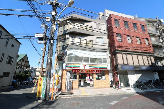【外観】 | グランドハイム保谷　(保谷店) | 建物1階にはコンビニが入っておりちょっとした買い出しや支払いもラクラク。