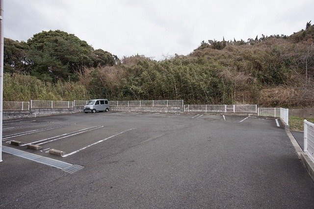 グリーンヒルズ旭Ｄの駐車場|駐車場に車を止められます
