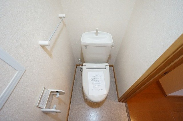 グリーンヒルズ旭Ｄのトイレ|落ち着いた色調のトイレです
