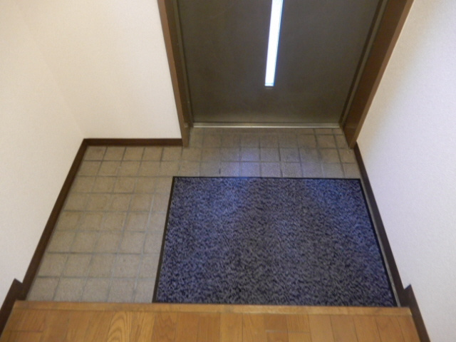 プラザハイツ二ツ屋A棟の玄関