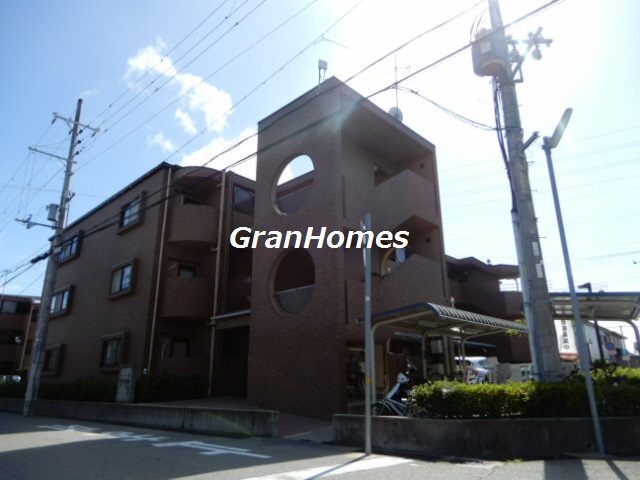 プラザハイツ二ツ屋A棟の外観