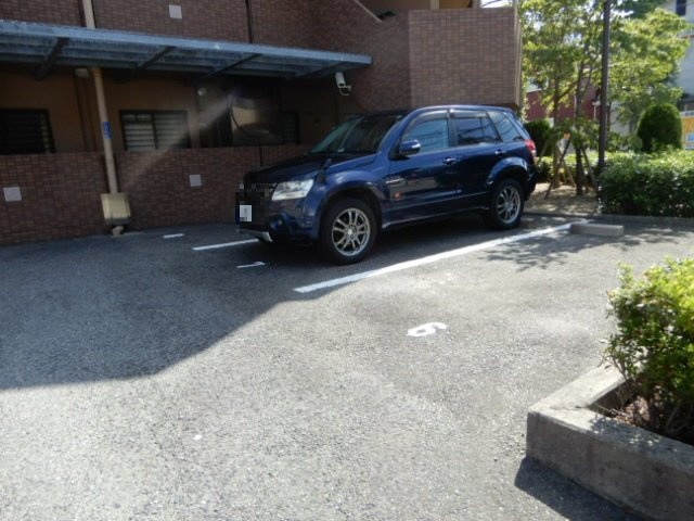 プラザハイツ二ツ屋A棟の駐車場