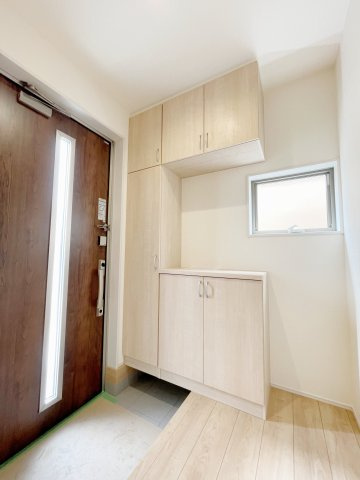 新築戸建・新築建売　佐野市犬伏下町　犬伏小学校・北中学校の収納|シューズボックスの上にはお花や小物を飾るスペースがございます！