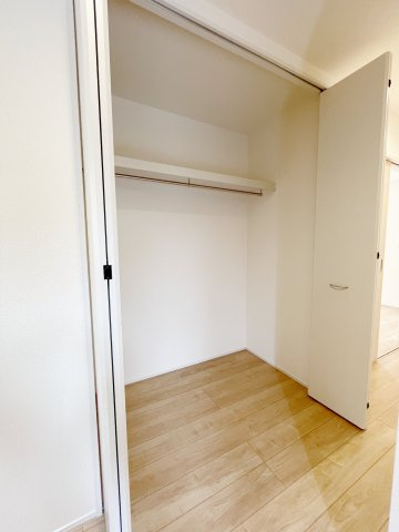 新築戸建・新築建売　佐野市犬伏下町　犬伏小学校・北中学校の収納|1階ホールには大容量の収納付き！アウターをしまったり、日用品の保管やお掃除道具入れに最適です！