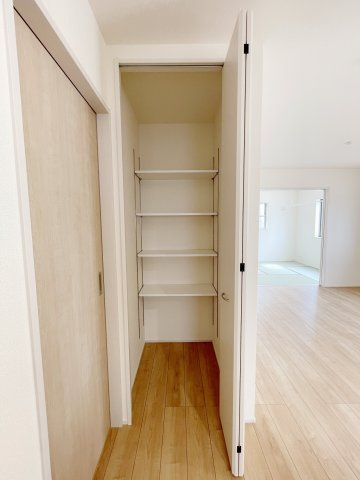 新築戸建・新築建売　佐野市犬伏下町　犬伏小学校・北中学校の収納|キッチン横の収納は食品の保管や防災グッズの収納に便利です！