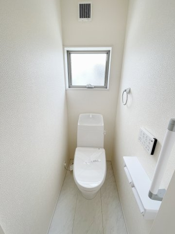 新築戸建・新築建売　佐野市犬伏下町　犬伏小学校・北中学校のトイレ|白を基調としており小窓で換気ができるので清潔感のある空間。ペーパーホルダーが2つあるのも便利です！