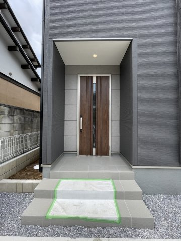 新築戸建・新築建売　佐野市犬伏下町　犬伏小学校・北中学校の玄関|モニター付きインターホンで訪問者を確認できるので、防犯対策やプライバシー保護など安心です！