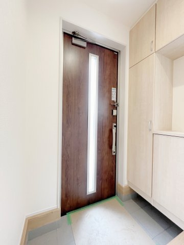 新築戸建・新築建売　佐野市犬伏下町　犬伏小学校・北中学校の玄関|玄関ドアから日差しが入る明るい空間です！大容量シューズボックス付き！