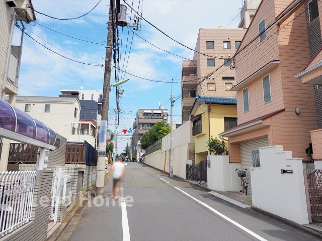 【前面道路含む現地写真】 | 世田谷区中町3丁目 | 建築条件がない為、お好きなハウスメーカーで理想のお住まいが建築できます。
