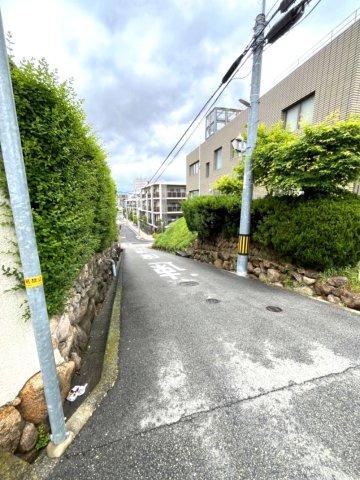上甲東園１丁目　中古戸建の前面道路含む現地写真
