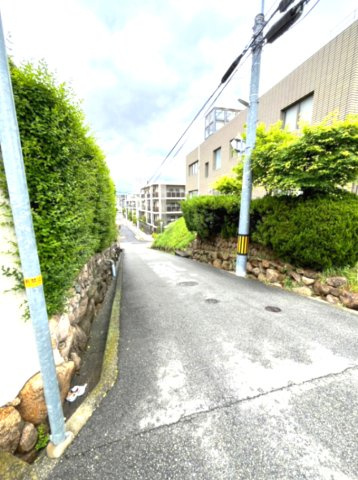 上甲東園１丁目　中古戸建の前面道路含む現地写真