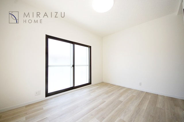 【子供部屋】 | 床のフローリングもオシャレな洋室が嬉しいです。独立性のある住宅ですので、各居室それぞれ、テイストの違うお部屋インテリア造りをしても面白いかもしれませんね！