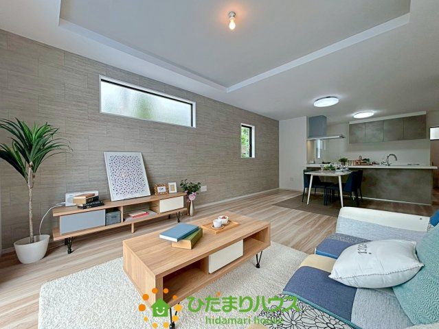 久喜市野久喜4期　新築一戸建て　01　リガーレの居間・リビング|家族が自然と集まる明るいLDK！アクセントクロスが素敵です♪