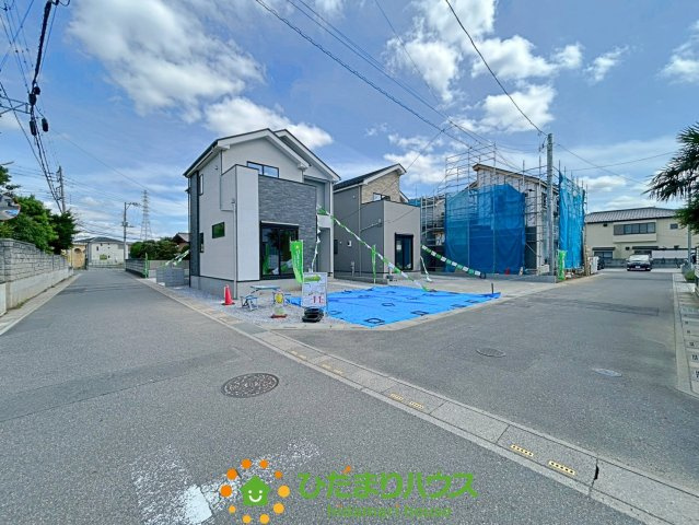 久喜市野久喜4期　新築一戸建て　01　リガーレの前面道路含む現地写真|見晴らしの良い場所なので、車の出し入れもストレス無く行えます！
