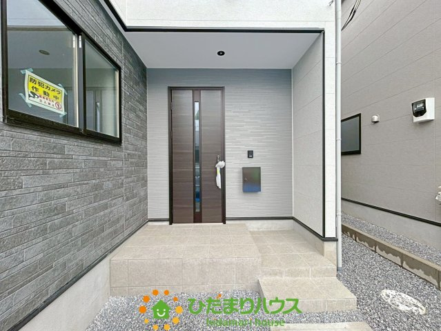 久喜市野久喜4期　新築一戸建て　01　リガーレの玄関|第一印象を彩る玄関周りは、広々とした空間になっています♪