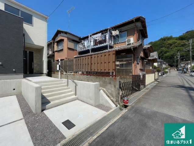 ★29(土)30(日)現地見学可能！★大津市国分　限定1邸の前面道路含む現地写真|周辺は閑静な住宅街！前面道路広々で車の出し入れも便利です。駐車が苦手な方でも安心して車庫入れできます！