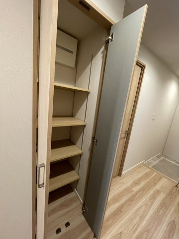 進和北楠アーバンライフの収納|廊下にも収納があって便利です。