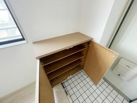 クレスト南浦和弐番館の玄関